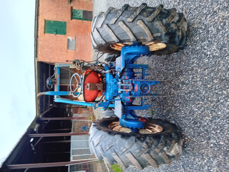 Le tuyaux qui repart sous le tracteur mais n est relier à rien ?3