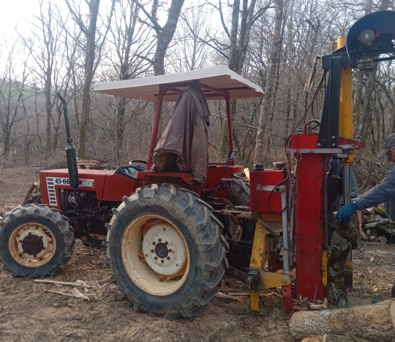 Au bois avec fendeuse équipée d' un treuil électrique.