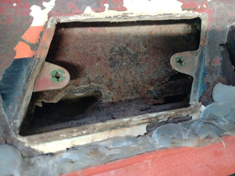 IMG_20240211_122136529.jpg (5.09 Mio) Vu 12696 fois Grille arrière idem, gros trous , directement dans la cabine