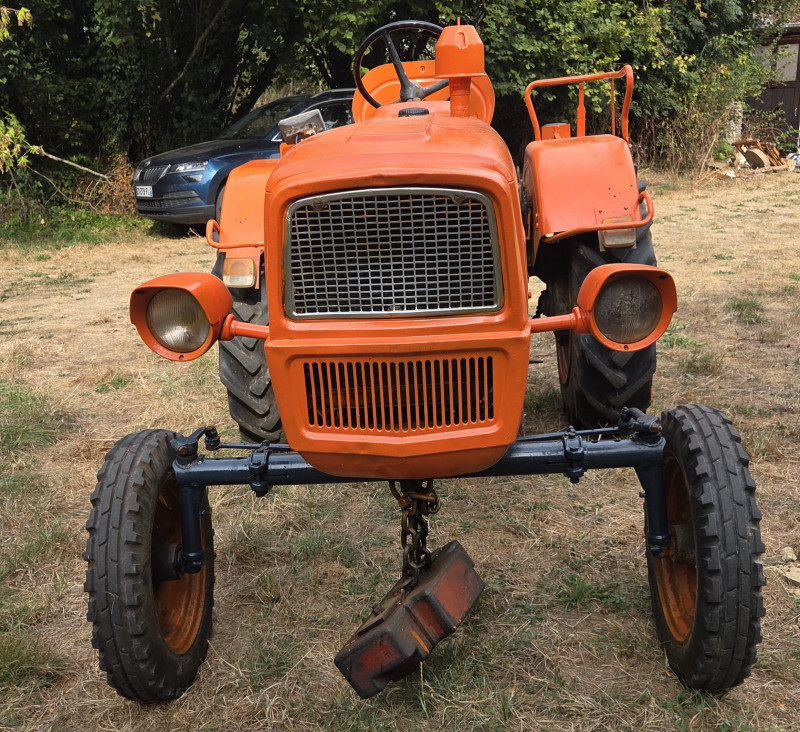 Image du tracteur repeint en partie